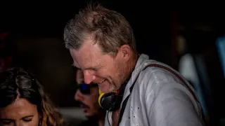 A tenger szorításában