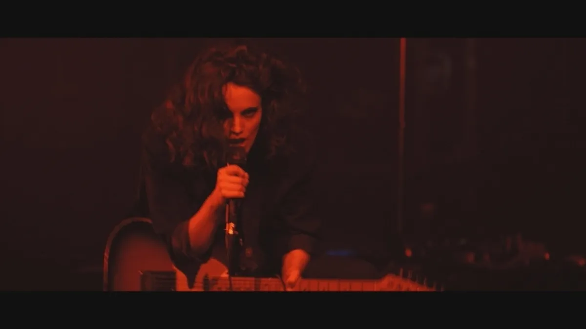 Anna Calvi: Pařížský koncert - fotogaléria