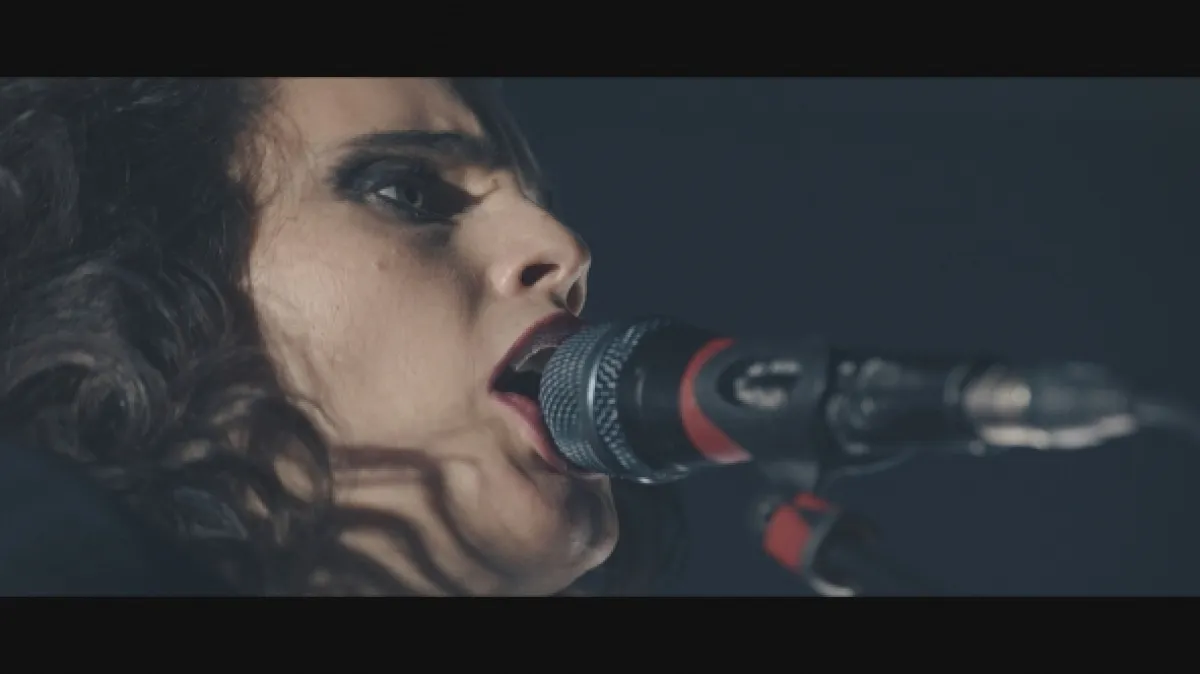 Anna Calvi: Pařížský koncert - fotogaléria