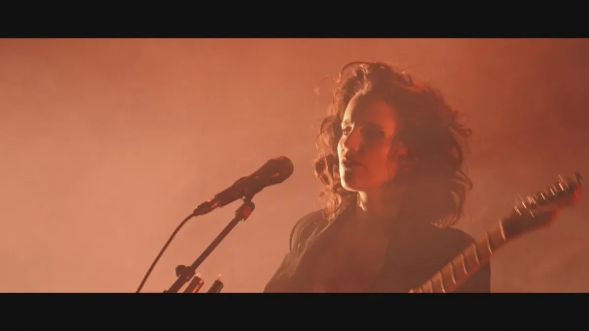 Anna Calvi: Pařížský koncert - fotogaléria