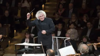 Rattle řídí Berlínské filharmoniky