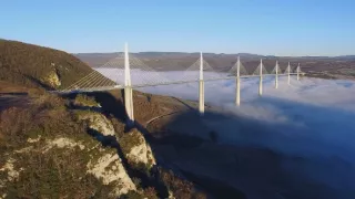 Megamosty: Oblouky nad propastí