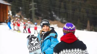 Kočka na snowboarde