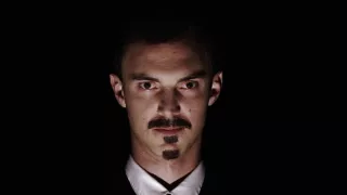 Dva muži v roce jedna