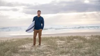 Chris Hemsworth na pláži žraloků