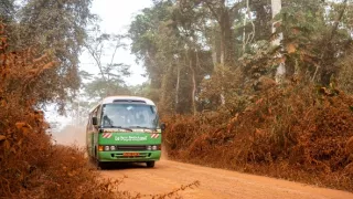 Toulavý autobus v Kamerunu
