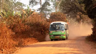 Toulavý autobus v Kamerunu