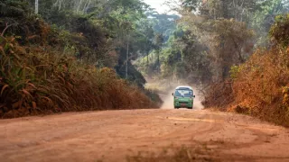Toulavý autobus v Kamerunu