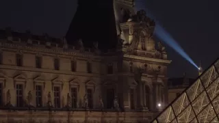 Noc v Louvru