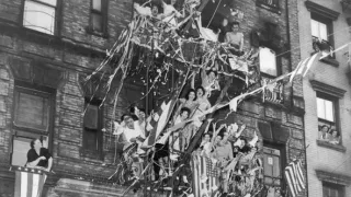 1945: Japonsko kapituluje, USA slaví