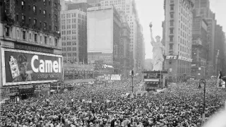 1945: Japonsko kapituluje, USA slaví