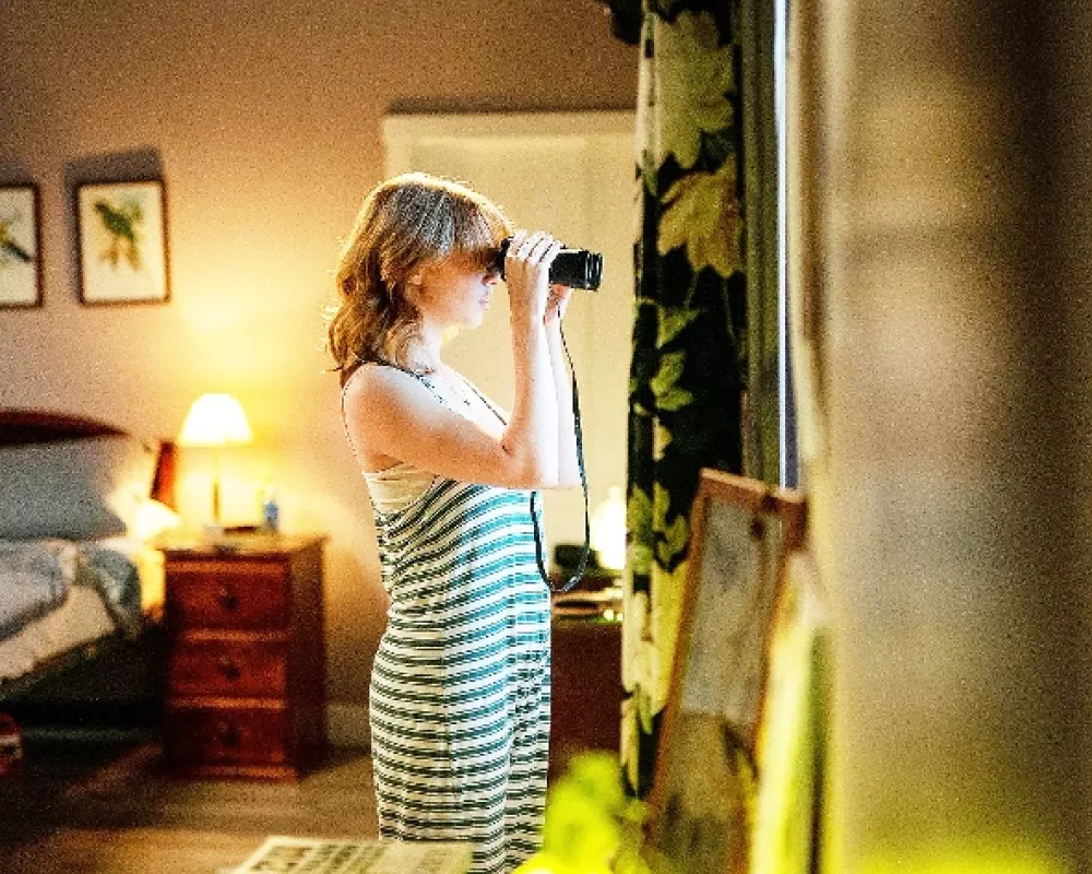 Dievča v okne (Girl at the Window), 2022 - fotogaléria