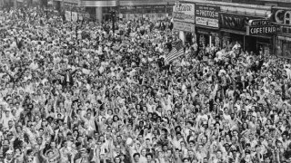 1945: Japonsko kapituluje, USA oslavuje