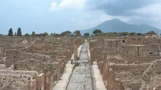 Neapol - život pod vulkanickou hrozbou