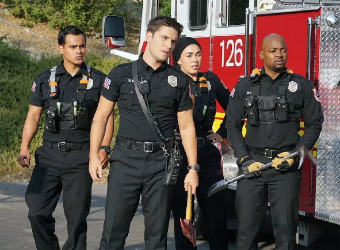 9-1-1: Texas (9-1-1 Lone Star II - Everyone and Their Brother), 2021 - fotogaléria