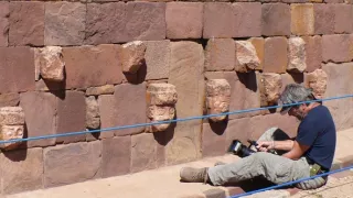 České stopy na brehu bájneho jazera Titicaca