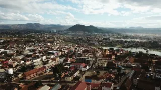 Madagaskar - stromy a lidé