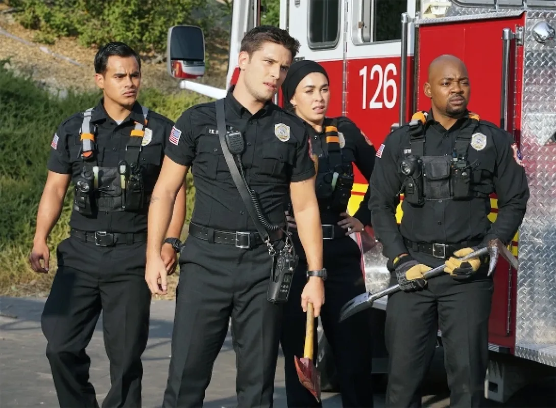 9-1-1: Texas (9-1-1 Lone Star II – Saving Grace, A Little Help From My Friends), 2021 - fotogaléria
