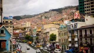 Bolívijská města La Paz a Sucre