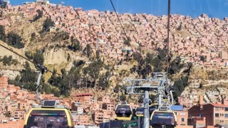 Bolívijská města La Paz a Sucre