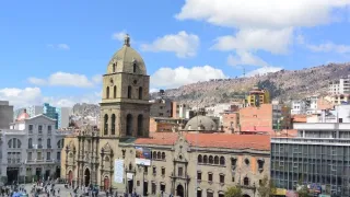 Bolívijská města La Paz a Sucre