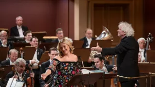 Sir Simon Rattle diriguje české a terezínské autory