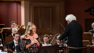 Sir Simon Rattle diriguje české a terezínské autory