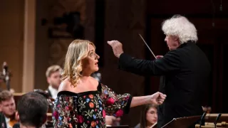 Sir Simon Rattle diriguje české a terezínské autory