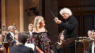 Sir Simon Rattle diriguje české a terezínské autory