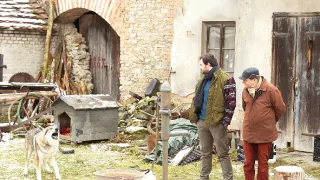 Drazí sousedé (22)