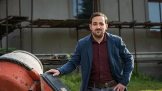Tom je v tom
