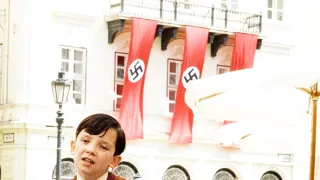 Chlapec v pruhovaném pyžamu