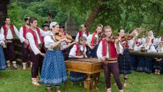 Za našima humny