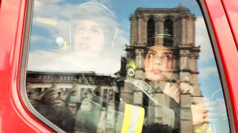 Notre-Dame v plameňoch