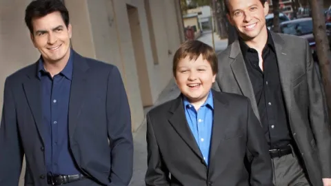 Két pasi - meg egy kicsi V (5)