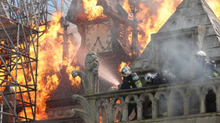 Notre-Dame v plameňoch