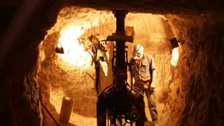 Lovci opálov III (18)