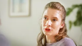 V zovretí (4)