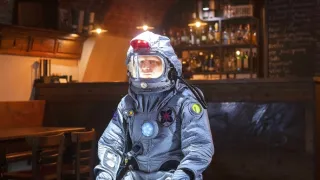 Lítá v tom