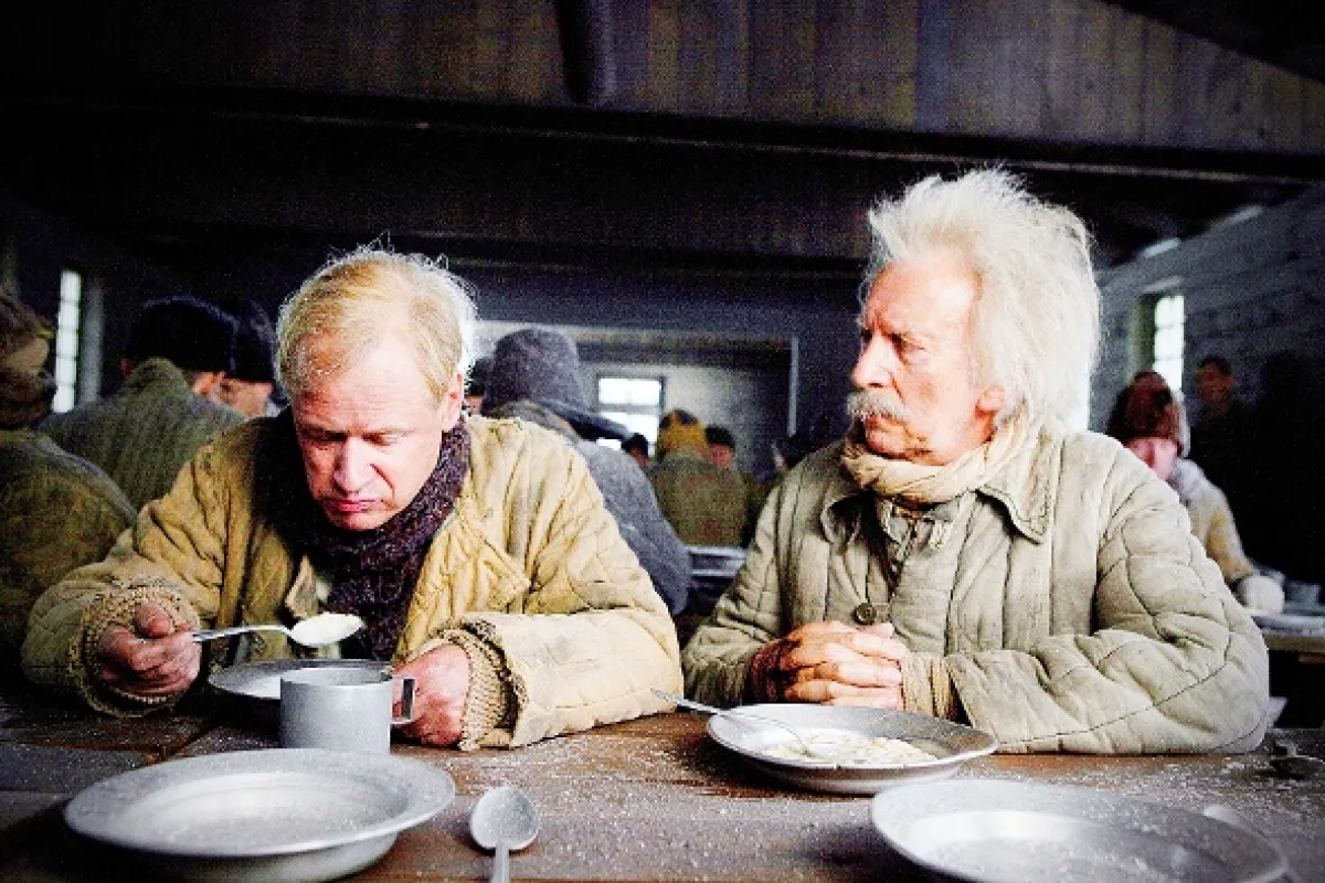 Storočný starček, ktorý vyliezol z okna a zmizol (The Hundred Year-Old Man Who Climbed Out of the Window and Disappeared), 2013 - fotogaléria