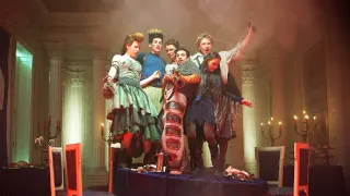 Šestka táhne světem