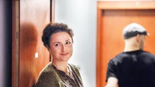 Muž so zajačími ušami