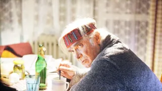 Muž so zajačími ušami