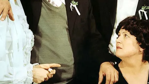 Půl domu bez ženicha