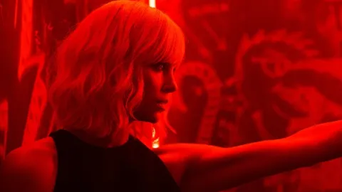 Atomic Blonde: Bez lítosti