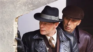 Devatenáct klavírů