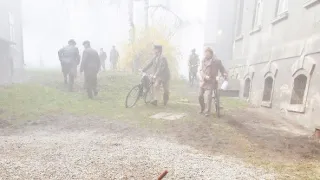 Devatenáct klavírů