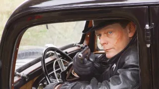 Devatenáct klavírů