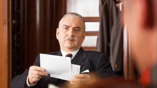 Devatenáct klavírů