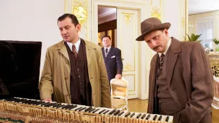 Devatenáct klavírů